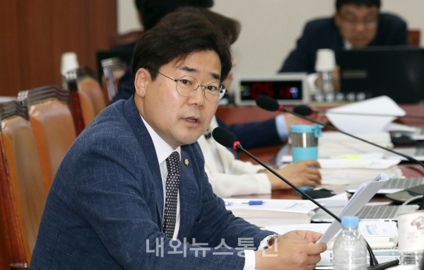 국회 교육위원회 박찬대 의원(더불어민주당, 인천 연수 갑)은 단기 직무과정부터 전문기술석사과정까지의 교육과정을 운영하는 마이스터대의 도입을 골자로 하는‘고등교육법’ 일부개정안 등 법률안 9건이 국회 교육위원회를 통과했다고 23일 밝혔다./사진제공=박찬대의원실