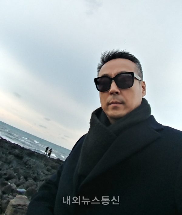 명품음반 디자인으로 유명한 유형배 디자이너