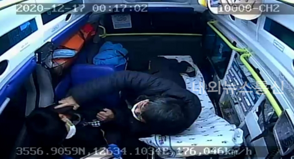 이송 중 환자가 소방대원을 폭행하는 장면이 담긴 CCTV 캡처.