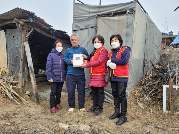 부북면 자원봉사회(회장 이무경, 사진 우측에서 2번째)에서 독거노인을 위한 사랑의 빵을 전달하고 있다.(사진제공=밀양시청)