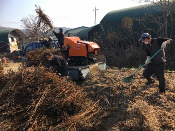 경기도가 계절관리제 기간인 올 3월 말까지 농촌지역 미세먼지 발생을 줄이기 위한 ‘농업잔재물 파쇄기’ 운영을 지원한다