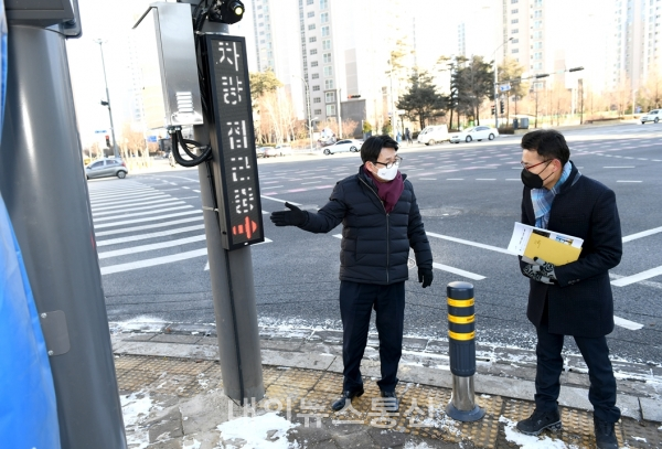 ▲ 최종환 파주시장이 운정벧엘교회 앞 교차로와 광탄 경매장 앞 교차로에 구축된 횡단보도 보행 안전시스템을 점검하고 있다. (사진제공=파주시청)