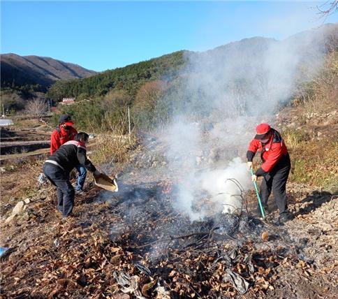 산불예방 작업중인 대원들(제공=영암국유림관리소)