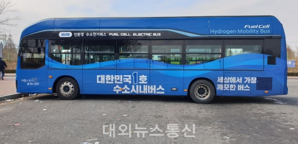 지난해 7월부터 운행중인 대한민국1호 수소시내버스.