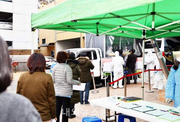 ▲ 경기 파주시청 직원들이 12일과 13일 코로나19 전수검사를 받았으며, 모두 음성판정을 받았다. (사진제공=파주시청)