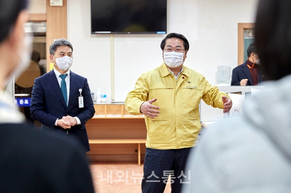 오세현 시장이 읍면동 행정복지센터에 방문하고 있다.(사진-아산시청 제공)