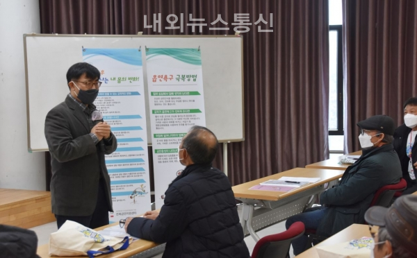 원광대학교병원 전북금연지원센터 오재경 센터장이 금연캠프 입소식에서 인사말을 전하고 있다.(사진 원광대병원)