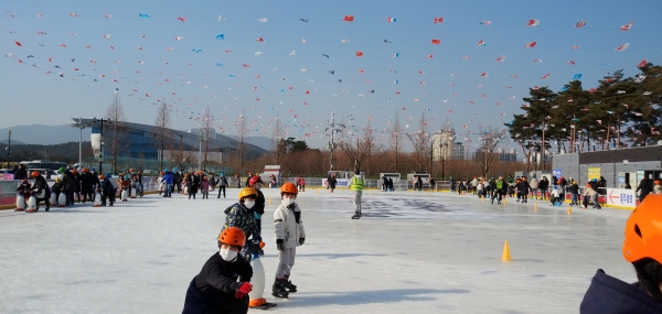 ▲경주시 최초의 공공 아이스링크인 ‘경주시 야외 스케이트장·민속 썰매장’에 아이들이 즐겁게 스케이트를 즐기고 있다.(사진제공=경주시청)