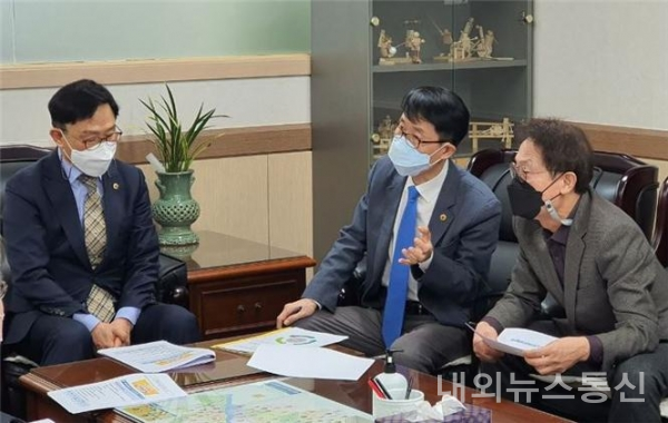 사립유치원 운영에 관한 간담회에 참석한 전병주 의원(가운데) / 서울시의회