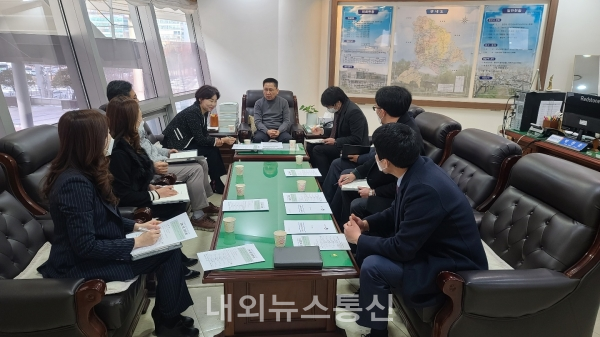 효율적인 입법지원체계 확립을 위해 21일 천안시의회사무국장실에서 ‘입법 지원 간담회’를 열었다.(사진제공-천안시의회)