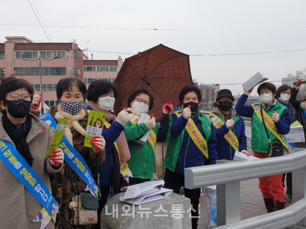 원성1동 예찰단이 지난 21일 코로나19 종식을 위한 예방 홍보 활동을 실시했다.(사진제공-천안시청)