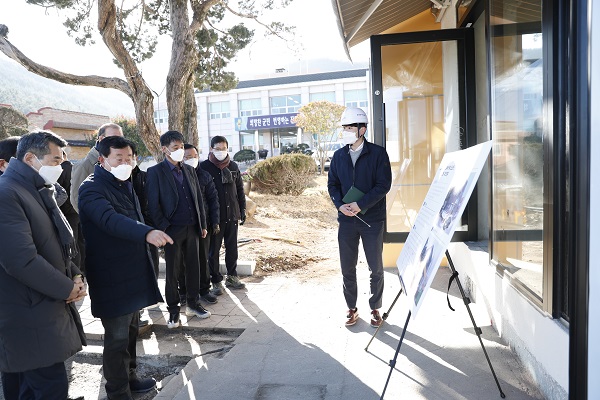 ▲이동진 진도군수가 간부공무원들과 함께 사업현장을 방문, 주요 현안을 직접 점검하고 있다.(사진제공=진도군)