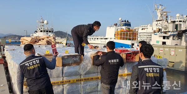 ▲ 전남 목포해경이 어선을 이용해 중국산 담배를 밀수한 물품을 확인하고 있다.(사진=목포해경 제공)