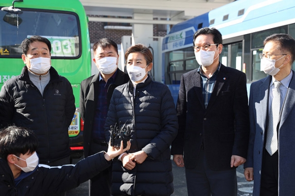 버스회사 방문한 나경원 서울시장 예비후보/사진=나경원 예비후보캠프