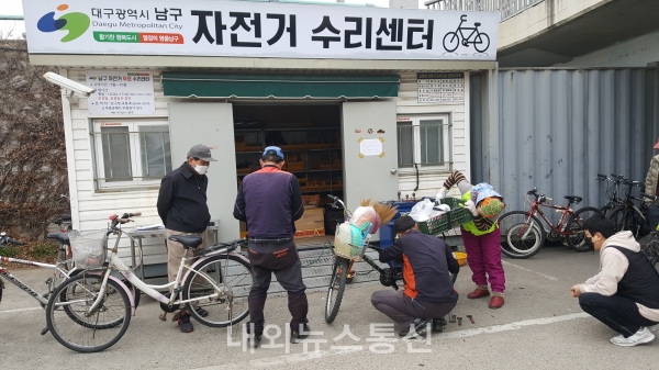 ▲지난 해 자전거 수리센터 운영 모습(제공=남구청)
