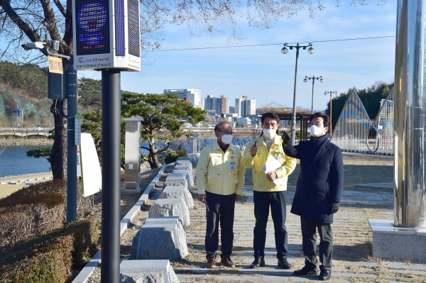 8일 조규일 진주시장이 미세먼지 신호등을 점검하고 있다. 사진제공=진주시청.