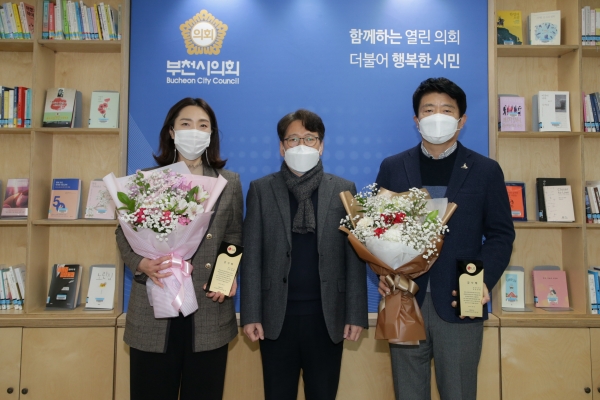 ▲(왼쪽부터) 곽내경 의원, LG헬로비전 백영성 국장, 박정산 의원 (사진제공=부천시의회)