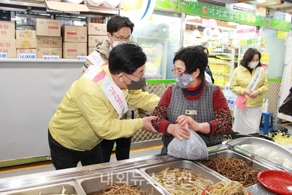 강인규 나주시장,목사고을시장 설맞이 장보기 행사 참여(사진제공=나주시청)