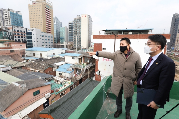 신설1구역 공공재개발후보지 현장을 방문한 윤성원 1차관(사진제공=국토부)