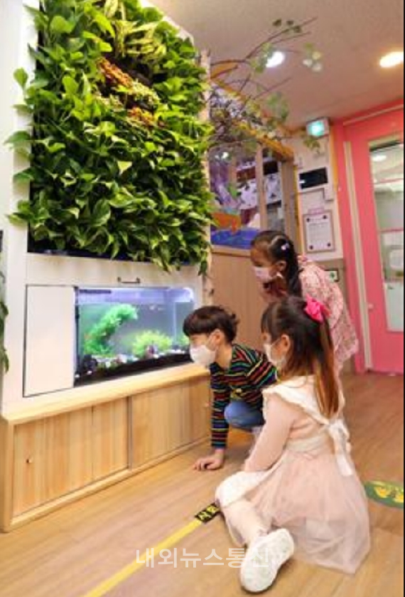 미세먼지 저감을 위한 식물벽이 설치 돼 있는 어린이집 전경 (사진=서울시)
