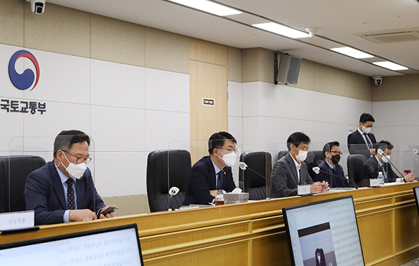 윤성원 국토부 제1차관(왼쪽에서 두번째)이 15일 정부세종청사에서 업무계획을 온라인 브리핑하고 있다.(사진=국토교통부)