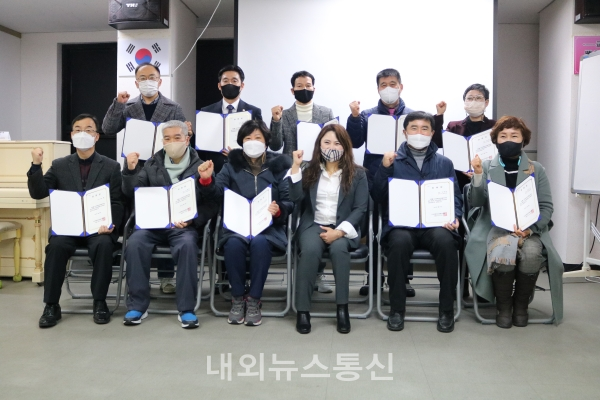 (사)전북여성장애인연대가 2021 첫 임원회를 열고 위촉장 및 임명장 수여 후 기념촬영에 응하고 있다.