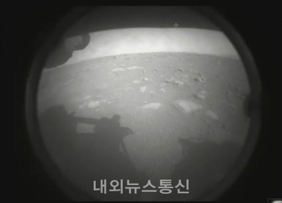퍼서비어런스가 화성 착륙 뒤 처음으로 지구로 보낸 사진에는 퍼서비어런스의 그림자와 화성의 표면이 찍혀 있다.  (사진=NASA 제트추진연구소)