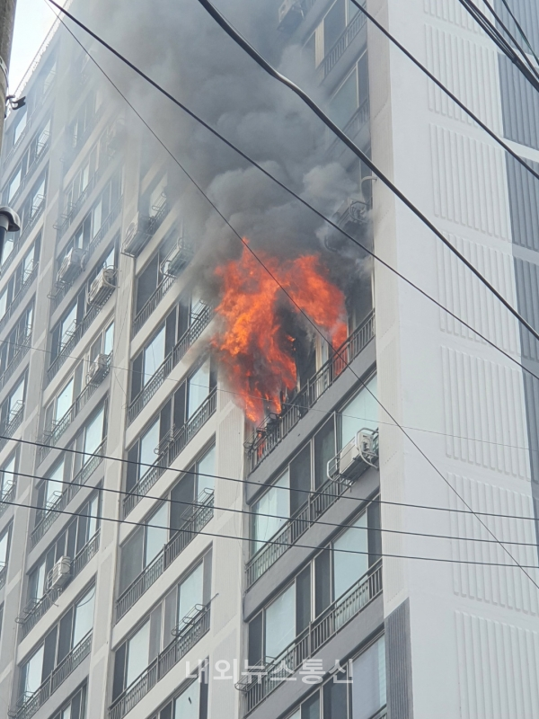 ▲ 대구 달서구에 아파트 화재가 발생했다.(사진=달서소방서 제공)