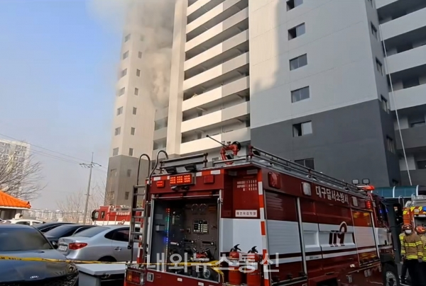 ▲달서구 송현동의 한 아파트 6층에서 화재가 발생했다.(사진=달서소방소 제공)