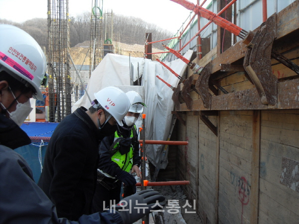 용인시 합동점검반이 관내 흙막이 시설의 안전을 점검하고 있다. (사진출처=용인시)