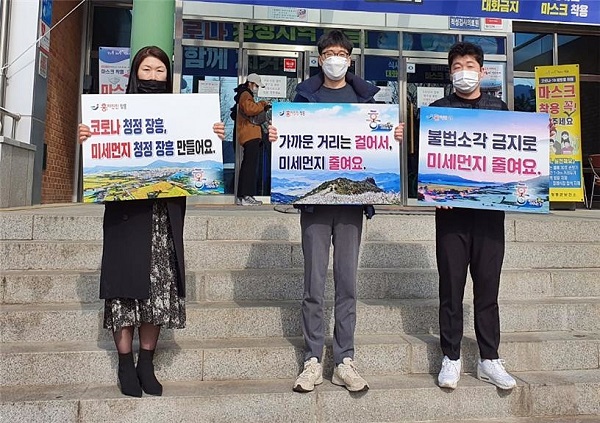 ▲장흥군은 지난 24일 ‘미세먼지 줄이기’ 캠페인 활동을 전개했다.(사진제공=장흥군)