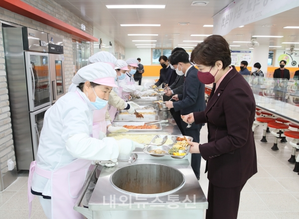 ▲강은희 대구시교육감이 신설교인 대구연경초등학교를 방문해 점검차 학교급식을 하고 있다(사진=대구시교육청)