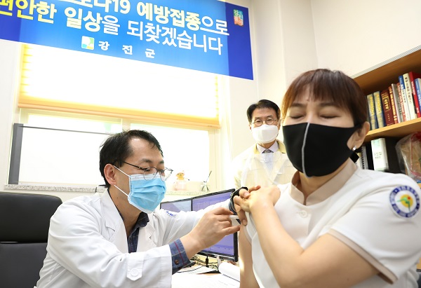 ▲ 26일 강진 효요양병원에서 코로나19 백신 접종을 시작했다.(사진제공=강진군)