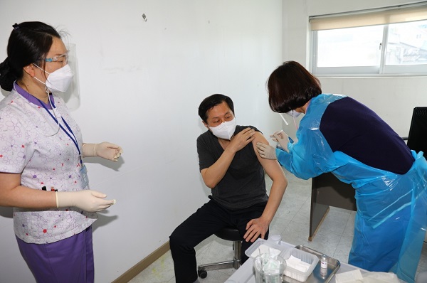 ▲26일 1호 접종대상자인 박영준 광양칠성요양병원장을 시작으로 백신 접종을 실시했다.(사진제공=광양시)