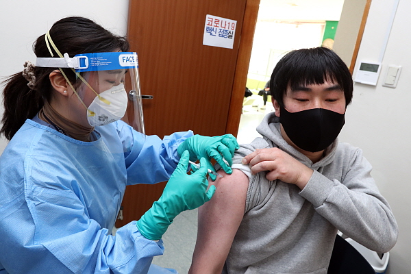 ▲ 옹진군은 26일 영흥보건지소에서 노인보금자리건강센터 종사자 10명을 대상으로 백신 접종을 시작했다. (사진제공=옹진군)