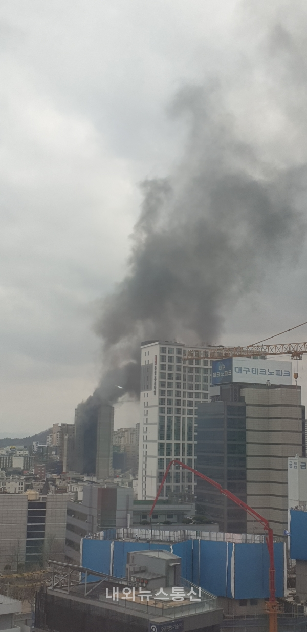 ▲대구 동구 신천동 신축아파트 현장에 화재가 발생했다.(사진=대구소방본부 제공)