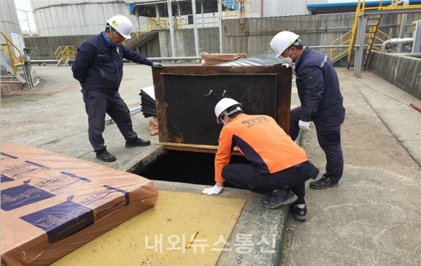 군산해경이 주요 해양시설에서 유수분리조(폐수 중에 들어있는 유분을 물에서 분리하기 위한 장치)를 점검하고 있다.(사진 군산해경)