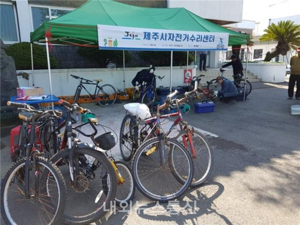 제주시는 상반기‘찾아가는 자전거 이동수리센터’를 운영한다고 5일 밝혔다./사진제공=제주시청