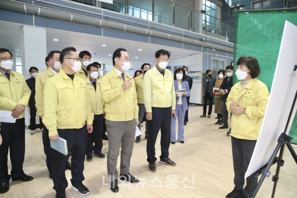 박상돈 천안시장이 지난 2월 22일 우선선정 예방접종센터(실내테니스장) 현장 점검을 하고 있다.(사진제공-천안시청)