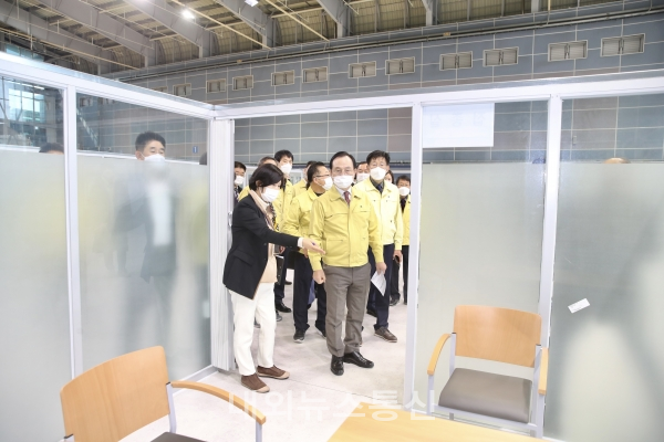 박상돈 천안시장이 지난 2월 22일 우선선정 예방접종센터(실내테니스장) 현장 점검을 하고 있다.(사진제공-천안시청)