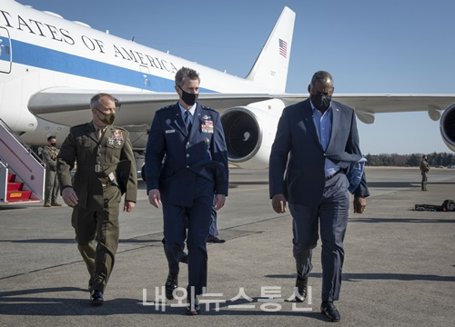 15일 로이드 오스틴 미 국방장관이 요코타 공군 기지에 도착한 모습. (사진=주일미군 공식 트위터)