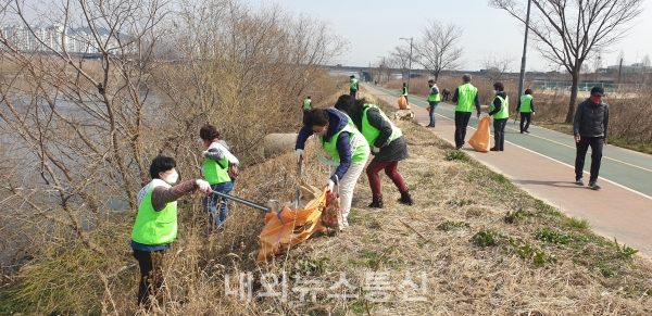 ▲새봄맞이 대청소운동 전개(제공=서구청)