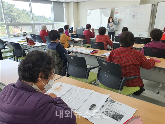 문해과정 프로그램 운영 모습(사진제공-충남교육청평생교육원)