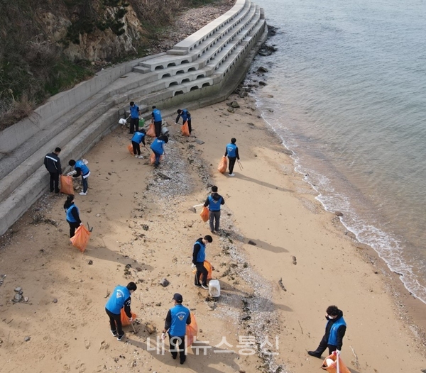 ▲ 전남 목포해경과 시민단체가 해안가 폐기물을 수거하고 있다.(사진 제공=목포해경)