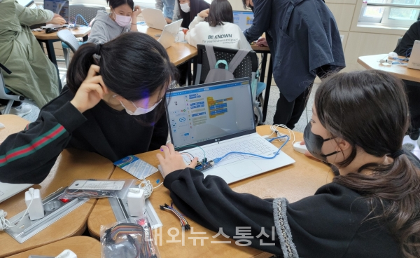 대관초등학교 학생들이 지능형 전등을 만들기 위한 프로그래밍을 하는 모습(사진제공=충남교육청)
