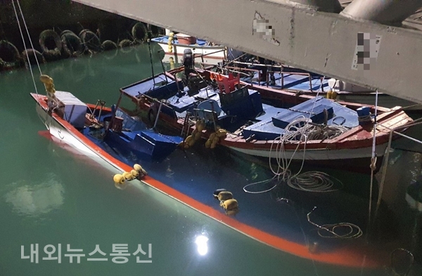 ▲ 전남 목포해경이 목포 북항에서 계류중 침수된 소형 어선을 인양조치 했다.(사진 제공=목포해경)