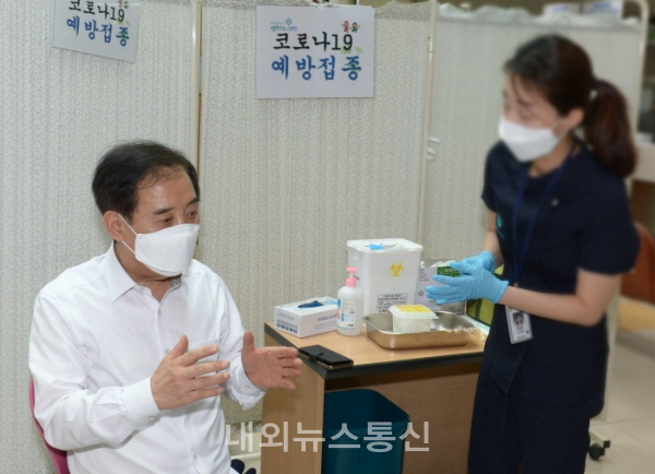 박윤국 포천시장은 2일 오후 포천시 보건소를 방문해 아스트라제네카(AZ) 백신을 접종했다.(사진=포천시청 제공)