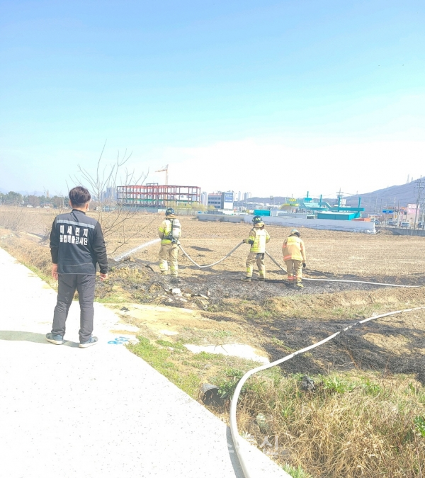 우리동네 미세먼지 감시단 신고로 119 대원들이 화재를 진압하고 있다.(사진제공=아산시청)