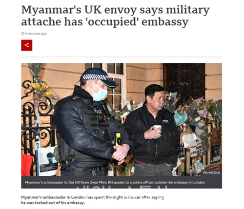 영국 주재 미얀마 대사 쯔 초와 민이 런던의 대사관 밖에서 경찰과 서 있는 모습. (사진=BBC 홈페이지 캡쳐)