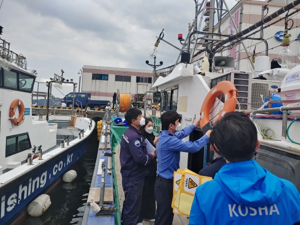 안전한 낚시문화 정착을 위한 민관 합동 낚시어선 점검을 실시하고 있다.(사진제공=창원해경)